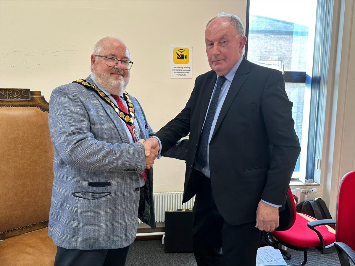 Cllrs Mark Goldsack and Alan Sharp shaking hands